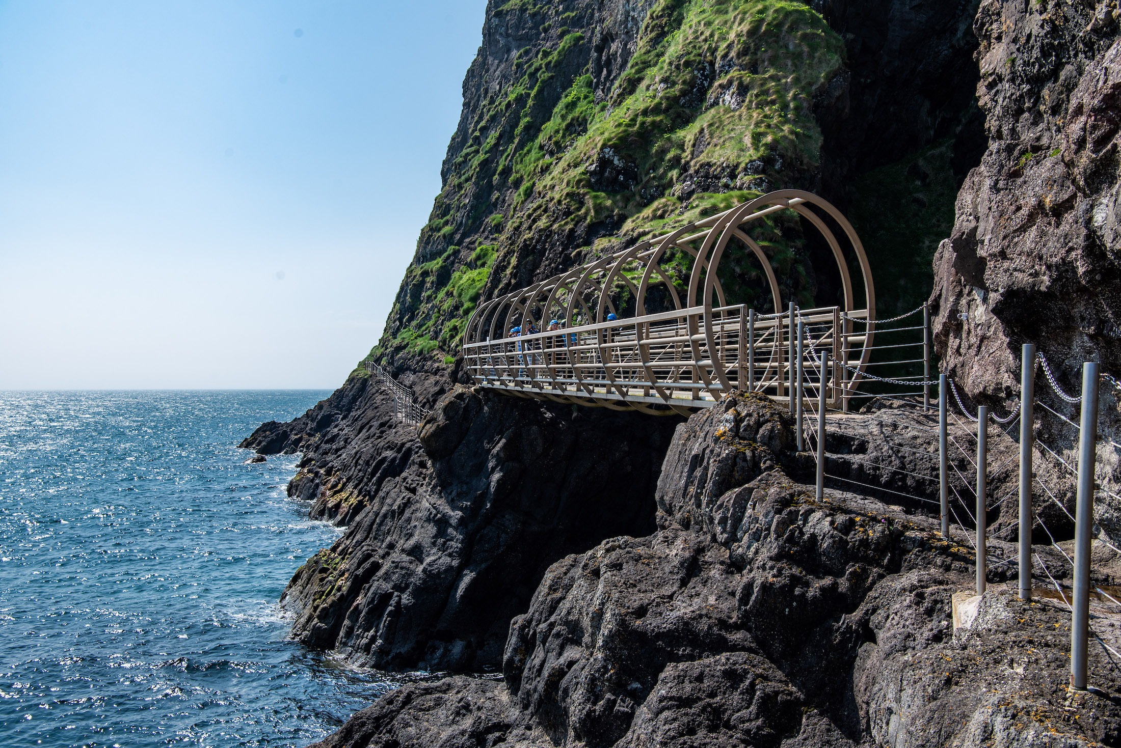 Maak een stop om The Gobbins te wandelen