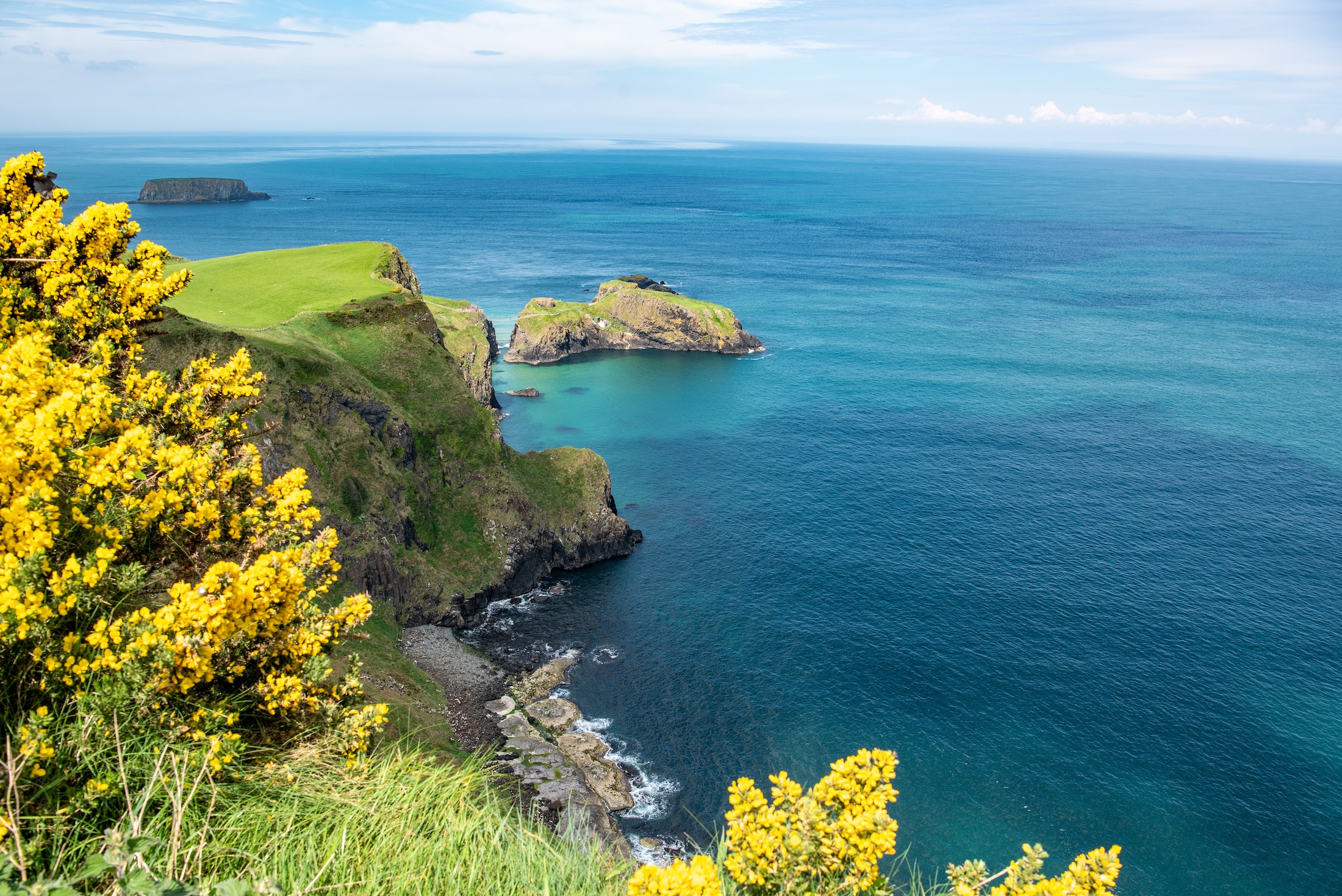 Vanaf het viewpoint zie je het eilandje Carrick-a-rede goed liggen