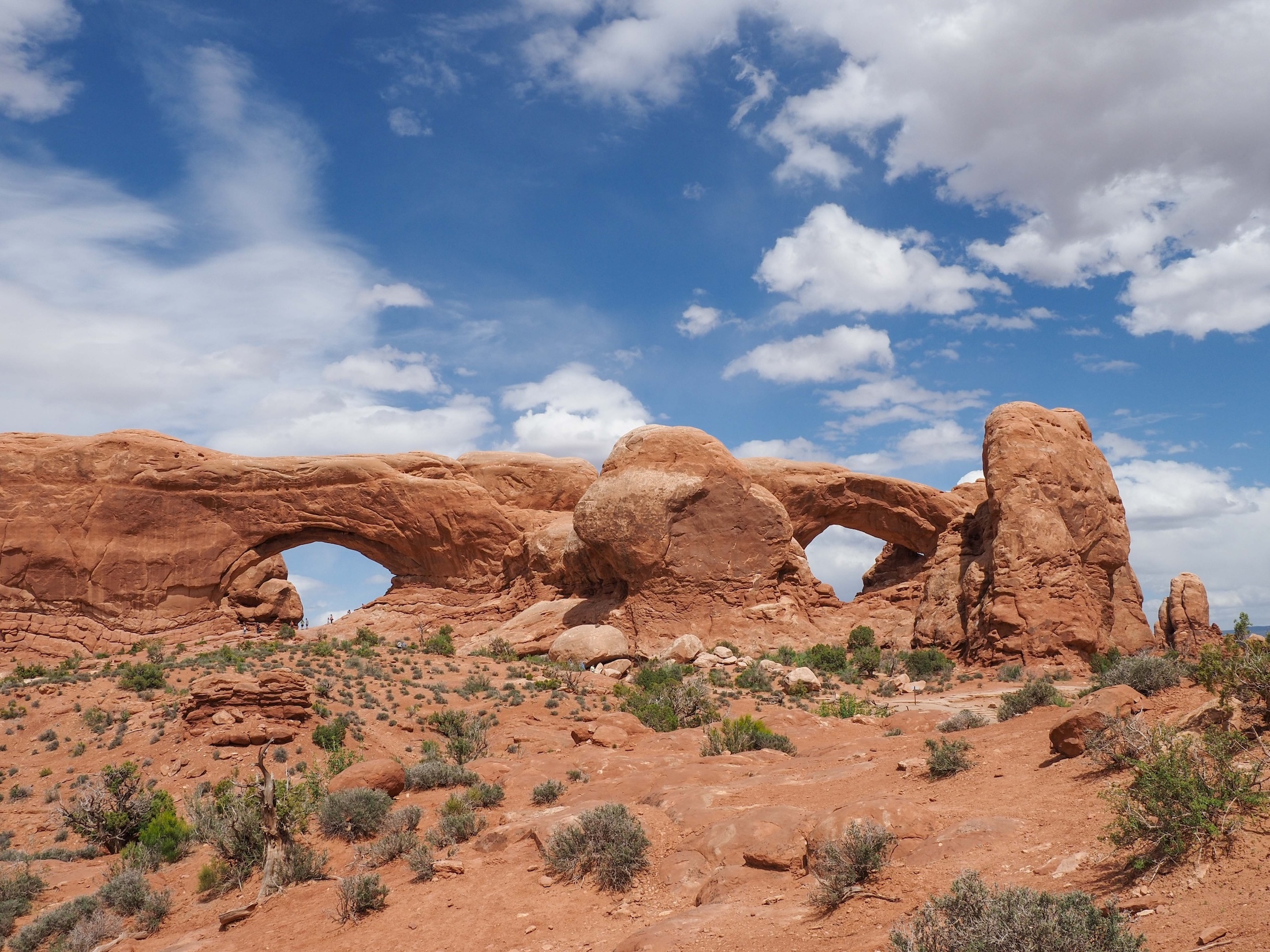 Wandel onder de unieke rotsbogen door in Arches