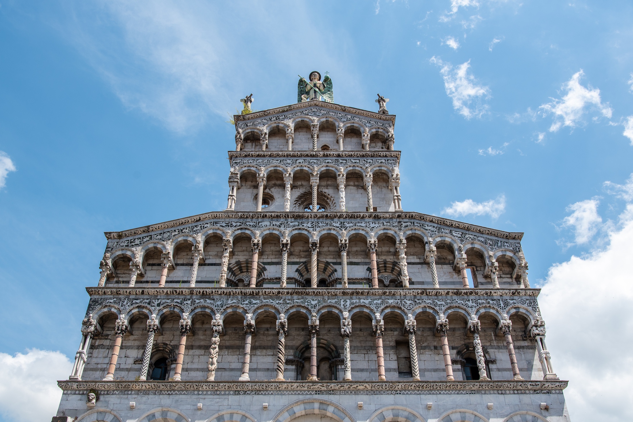 De schitterende gevel van de kerk San Michele in Foro