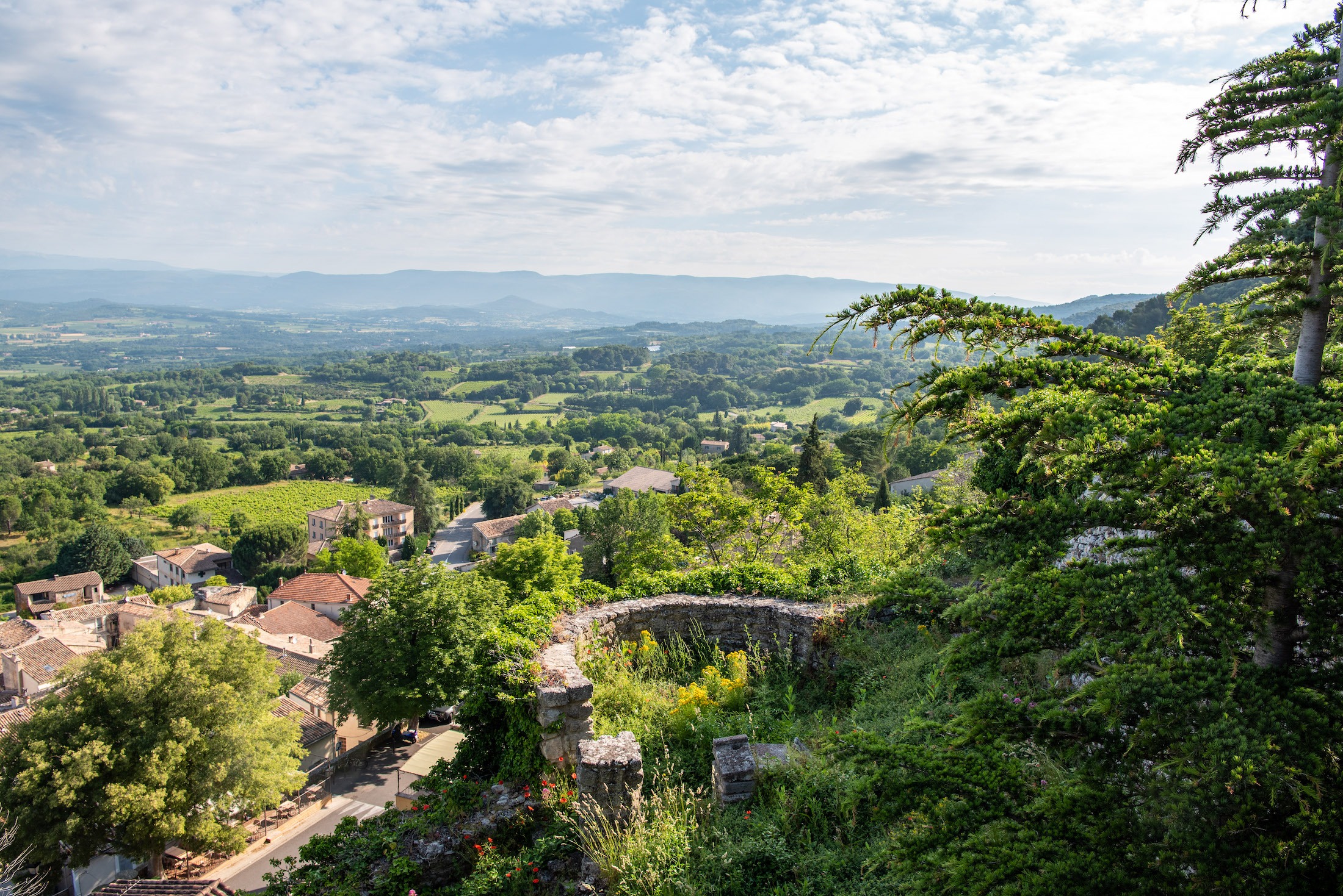 Uitkijken over de Luberon vanuit Bonnieux