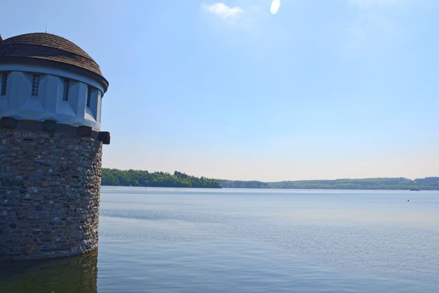 Uitzicht op de ander kant van het meer, waar het water veel hoger staat